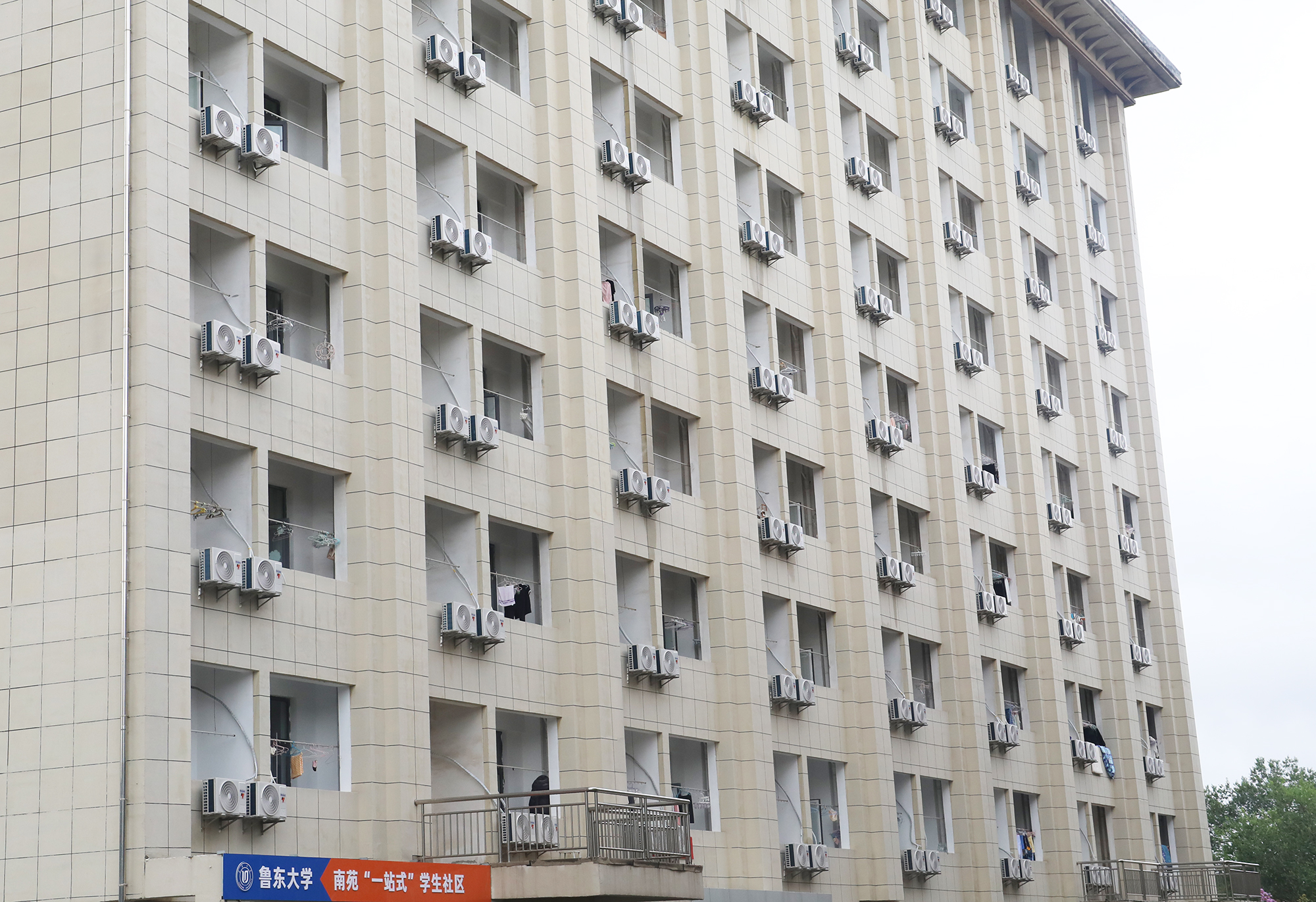 14.我校学生公寓及配套基础设施提升项目顺利实施，办学条件不断优化