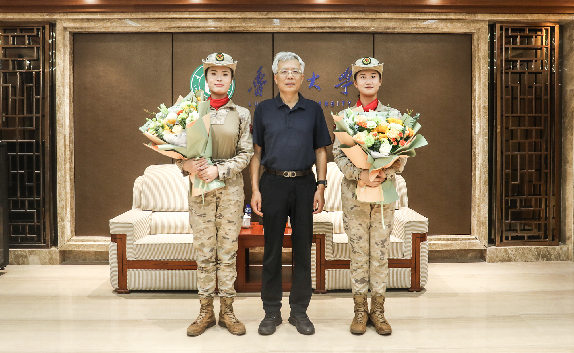 17.我校召开九三阅兵受阅学子座谈会